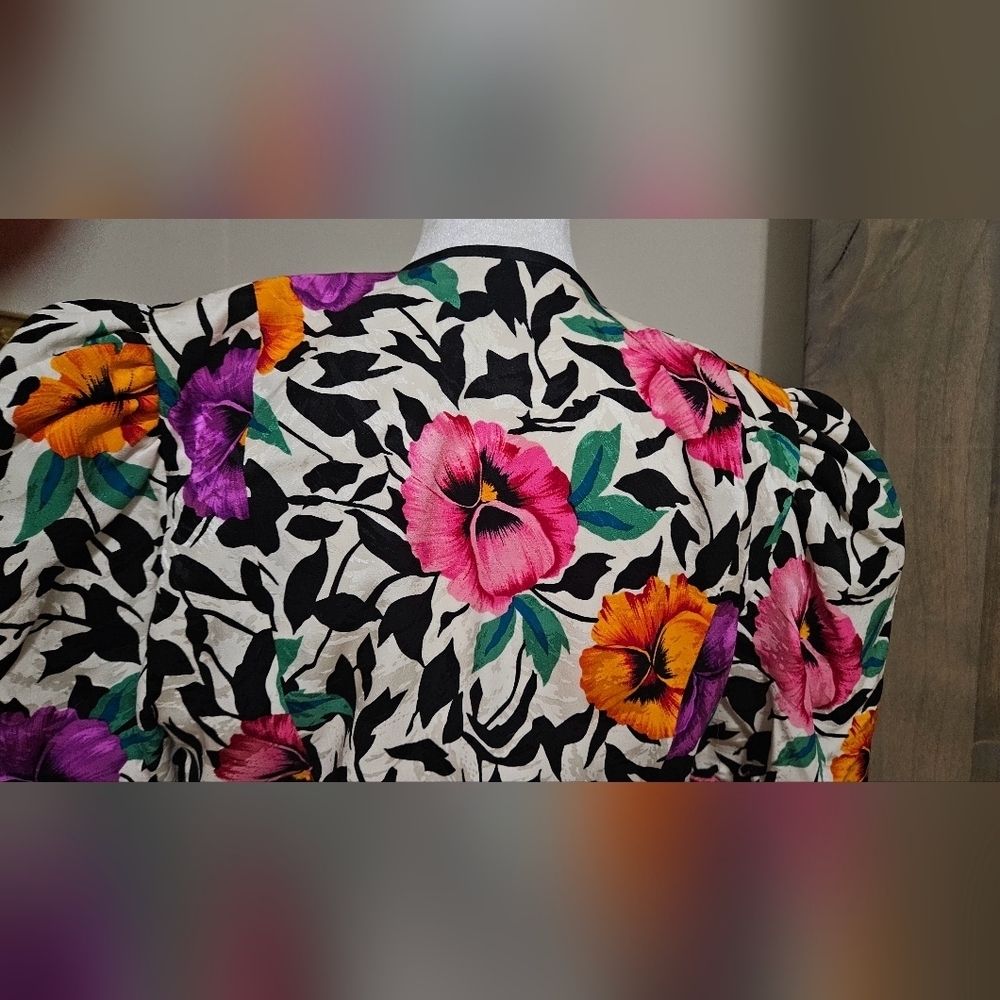 Vintage A.J. Bari Petites 100% Silk Floral Blouse–Puff Sleeve Wrap Style Top. 10 - Picture 16 of 16
